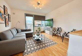 Helle große Fenster - (KI generiert)