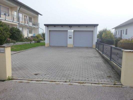 Zufahrt und Garage