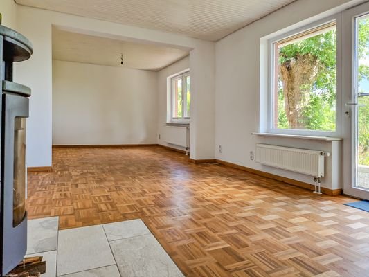 Wohn- und Esszimmer mit Blick in den Garten 