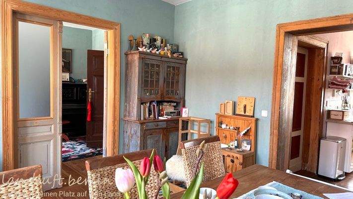 Esszimmer mit alter Flügeltür - rechts die Küch