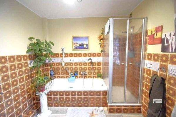 Bad mit Dusche und Badewanne