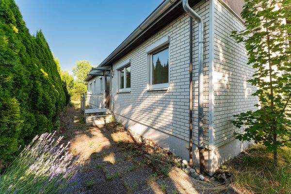 Außen Eingangsbereich.jpg