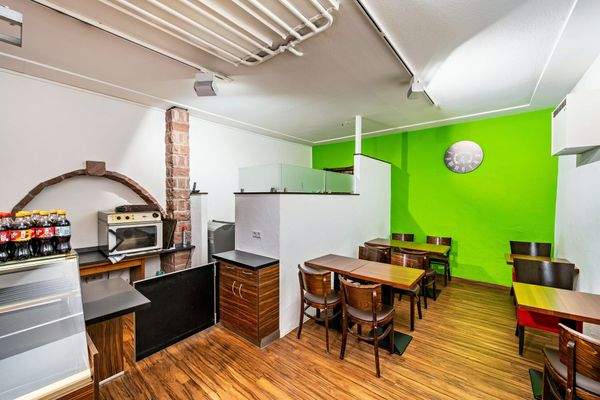 Cafe mit Sitzmöglichkeiten 