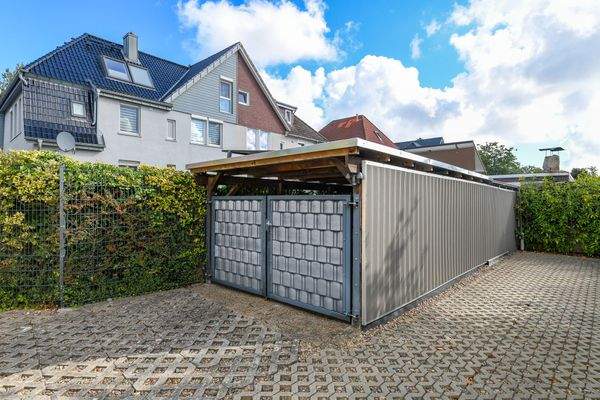 Parkplatz und Carport großzügig