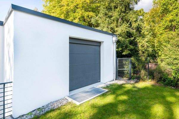 Zugang zur Garage über den Garten