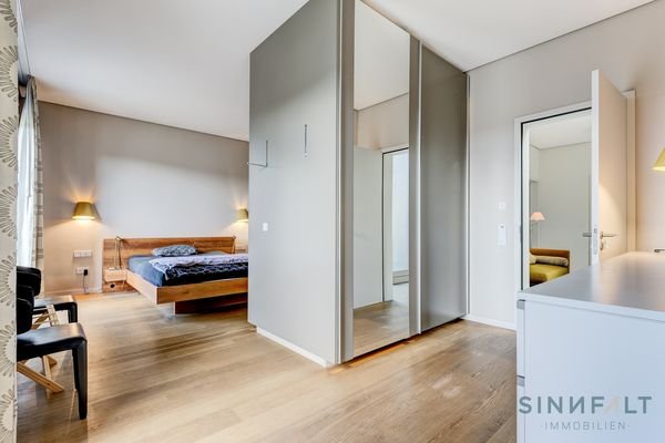Schicker Schlafbereich mit Zugang zum Balkon