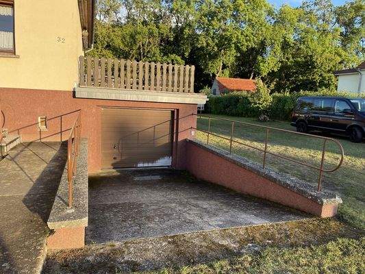 Einfahrt Garage
