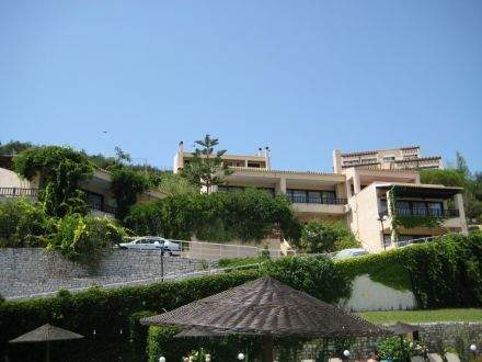 Hauptgebäude mit Zufahrtstr.