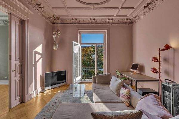 Großzügiger Wohnbereich mit Zugang zum Balkon