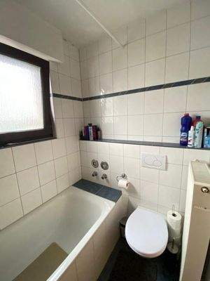 Fensterbad mit Badewanne