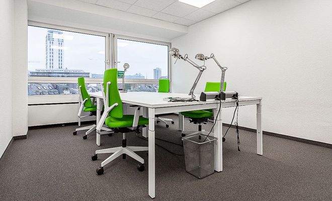 Büroraum mit 4 Arbeitsplätzen