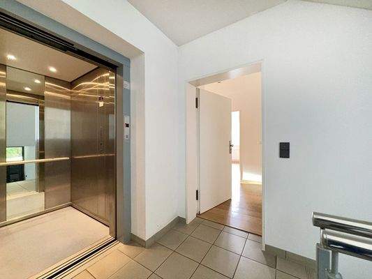 Fahrstuhl zur Tiefgarage