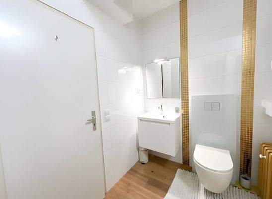 Erstes Badezimmer Gartengeschoss