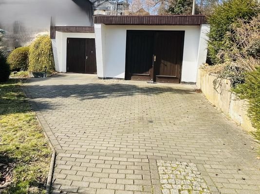 Zufahrt mit Garagen