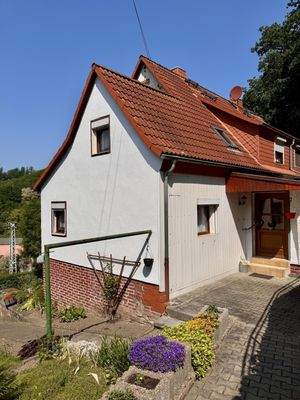 Giebelansicht mit Eingangstür