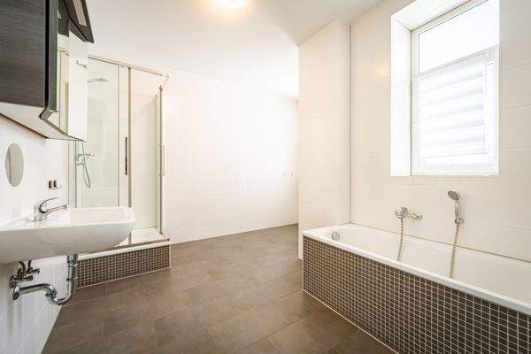 Badezimmer 4.OG mit Dusche und Badewanne