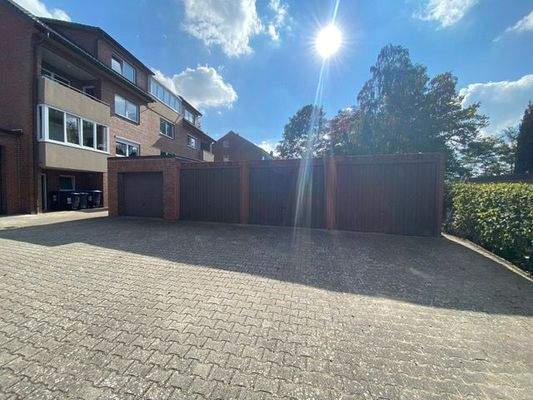 Blick auf 5 v. insg. 7 Garagen, 2 Stellplätze u. MFH