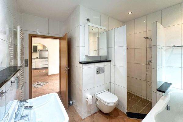 Bad Richtung WC und Dusche