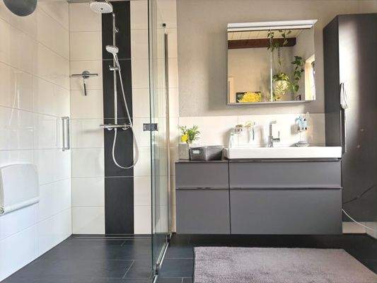 Tageslichtbad mit bodengleicher Dusche im EG