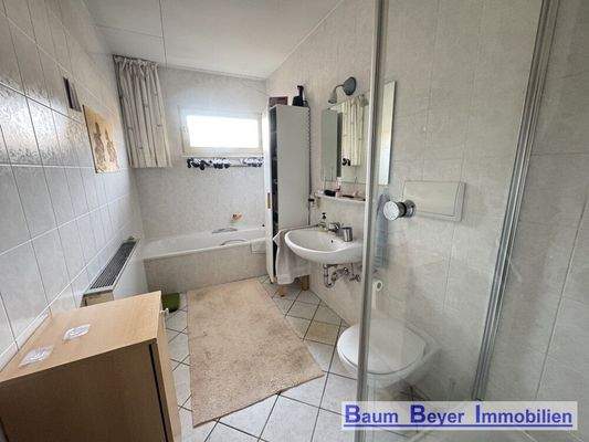 Badezimmer mit Badewanne und Dusche im Erdgeschoss