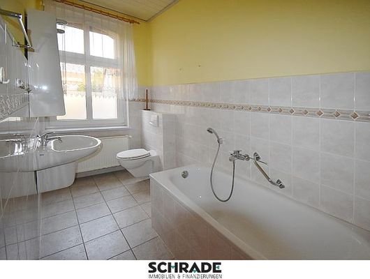 ...und das Bad auch mit Dusche