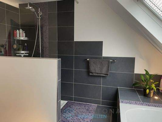Großes Badezimmer