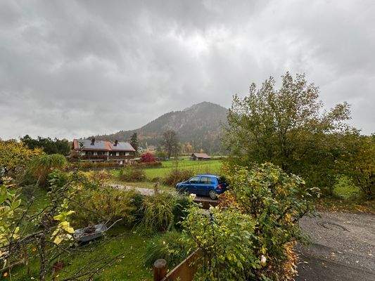 mit Blick auf die Berge