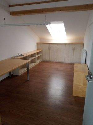 Büro mit Regalsystem