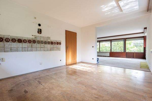 EG_Küche. Blick in das Wohnzimmer