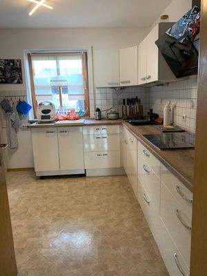 große Küche mit Fenster (EBK = Eigentum des Mieters)