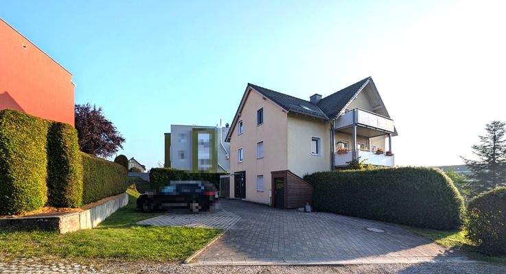 Vorderansicht mit Stellplätzen.jpg