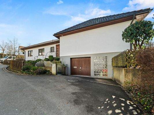 Ansicht mit Einfahrt Garage