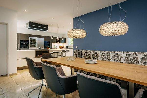 Einbauküche und Essbereich