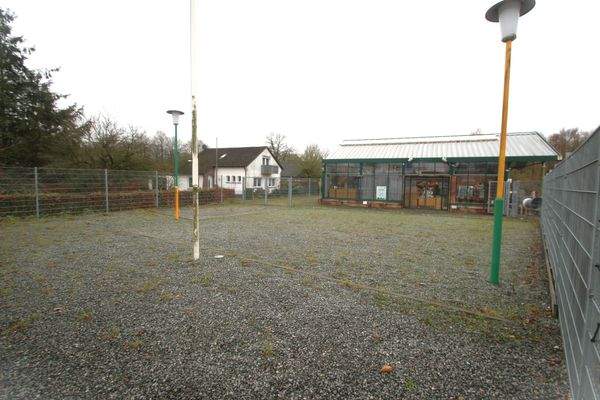 Das Gewerbegrundstück von der Lübecker Landstraße aus gesehen