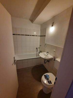 Kleines Badezimmer mit Badewanne