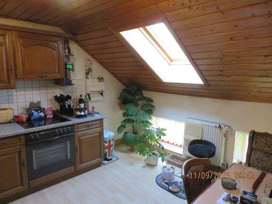 DG: große Küche mit Dachflächenfenster