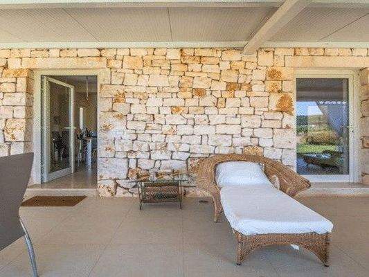 Villa mit Trulli und Pool im Valle d´Itria