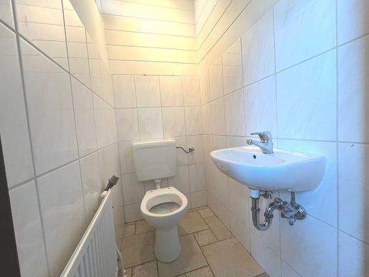 Schlichte Fliesen prägen das Gäste-WC