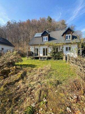 Gartendetail mit Hausansicht