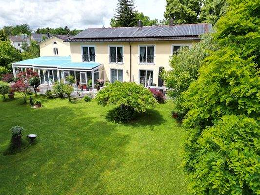 Blick auf das Ensemble mit Wiesengrundstück