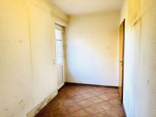 Hinterer Flur mit Ausgang in den Außenbereich