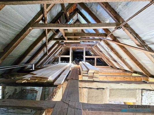 Kaltdach mit Abstellmöglichkeiten 