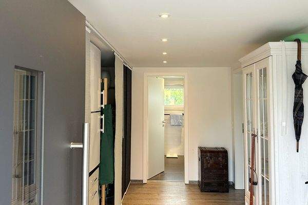 Hausflur mit Übergang zum Bad