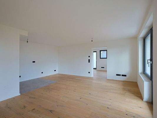 Lichtdurchfluteter Wohn-/Essbereich mit offener Küche