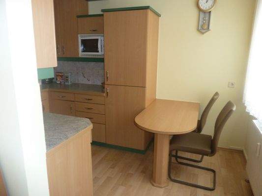 Küche mit kleinem Tisch