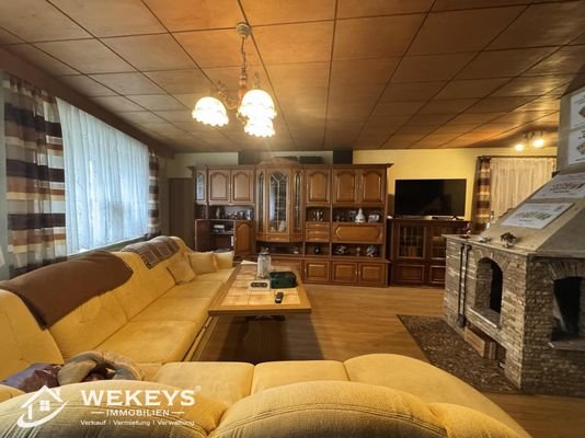 großzügiges Wohnzimmer