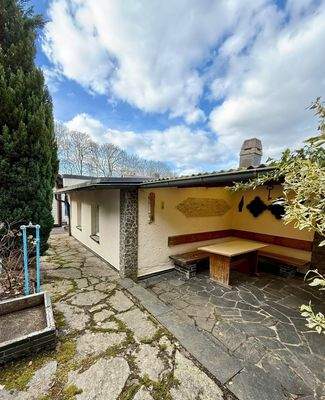 Nebengebäude mit überdachtem Freisitz