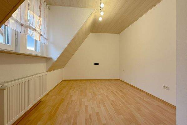 Kinder- oder Schlafzimmer III im Dachgeschoss