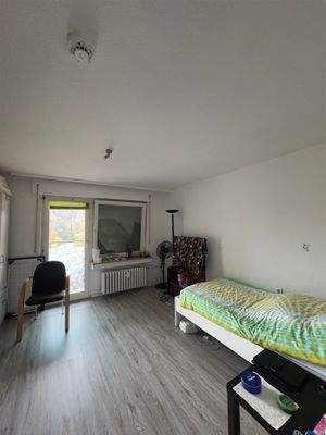 Das Schlafzimmer mit Zugang zum Balkon ...