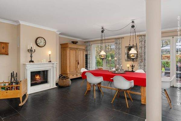 ... mit gemütlichem Kamin ...